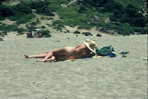 bloot naturisme kiezelstrand