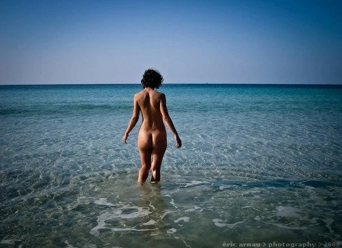 Onmiskenbaar een van de voordelen van een blootstrand.  Geen keuzestress voor bikini of badpak